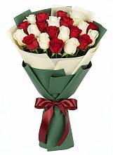 Букет Микс из красных и белых роз в Посёлке Свободы