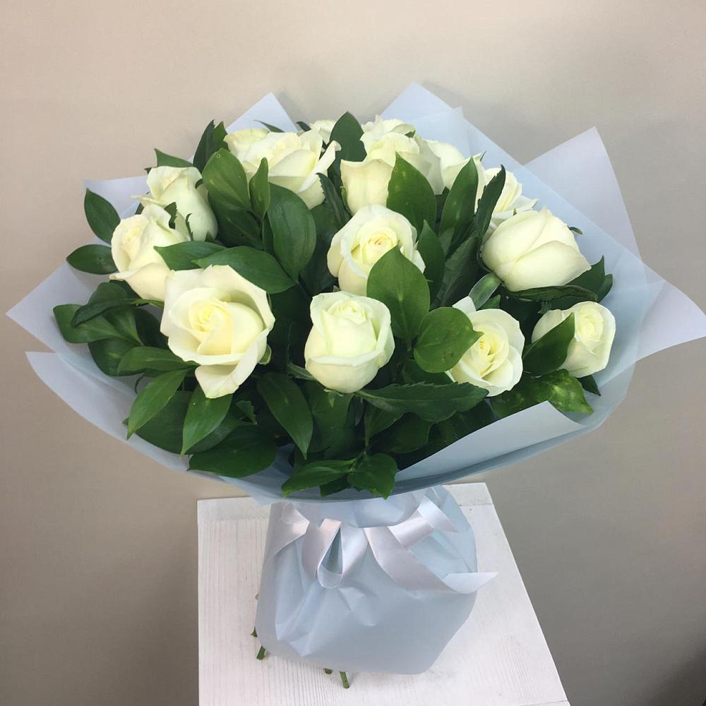 Букет 15 Белых роз Проуд в Посёлке Свободы