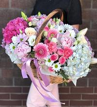 Композиция солнечный день в Посёлке Свободы Цветочная композиция из Розы, Хризантемы, Пионы и Лизиантусы в корзине в Посёлке Свободы