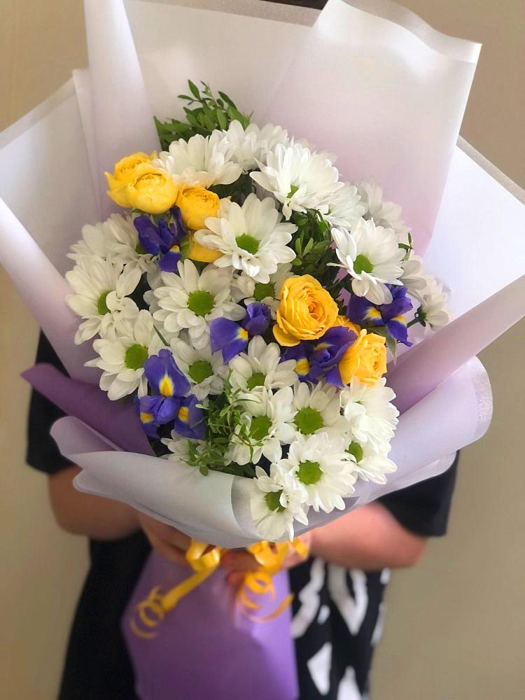 Букет цветов из: Ирисы, Хризантемы и Розы в Посёлке Свободы