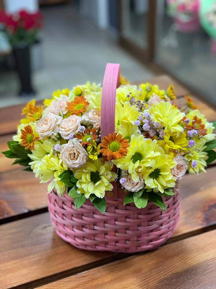 Цветочная композиция из Хризантемы и Розы в корзине в Посёлке Свободы