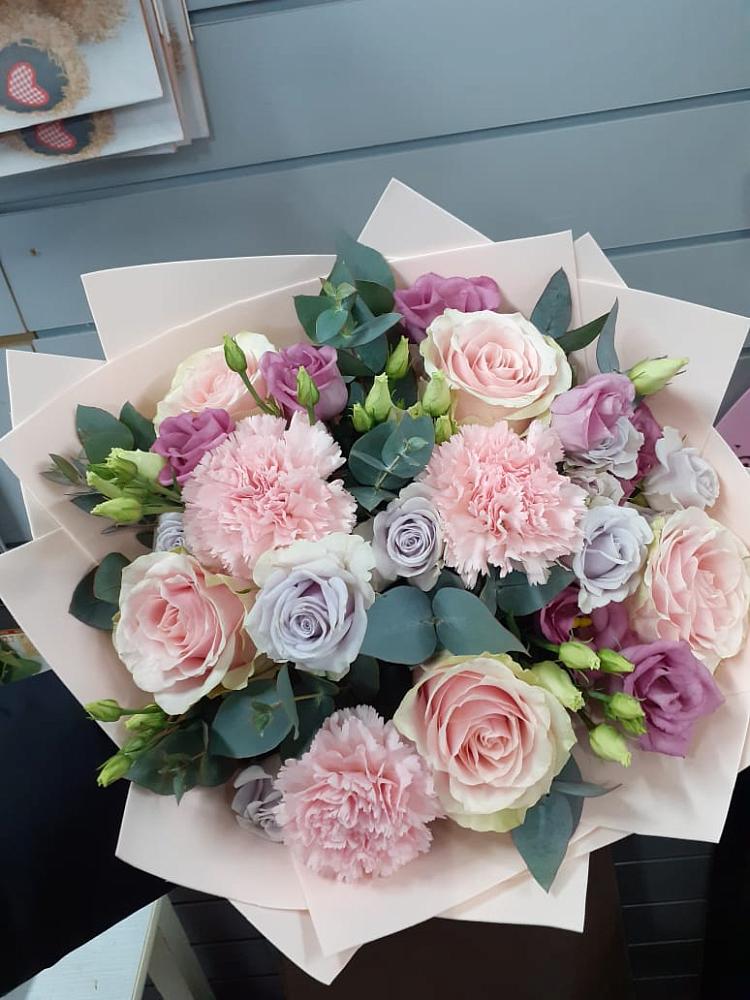 Букет цветов из: Розы, Гвоздики и Лизиантусы в Посёлке Свободы