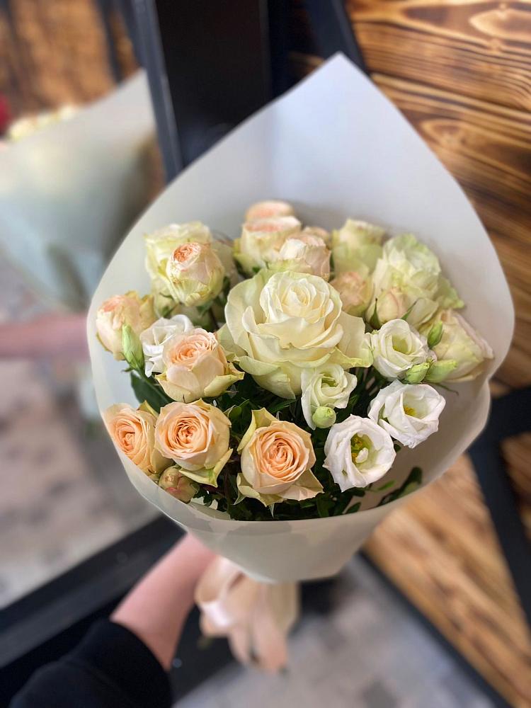 Букет цветов из: Розы и Лизиантусы в Посёлке Свободы